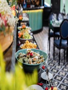 Du thuyến 4 sao tham quan vịnh Hạ Long trong ngày - Bể bơi - PAM