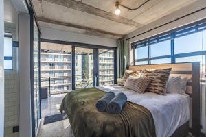 Couples Beachfront Mecca, Blouberg- 13 Manhattan