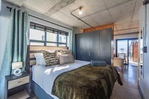 Couples Beachfront Mecca, Blouberg- 13 Manhattan