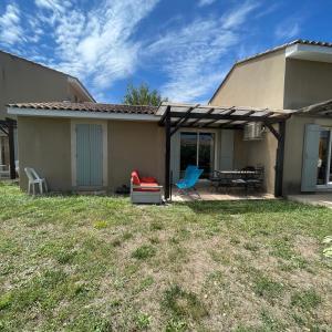 Maisons de vacances Maison plain pied avec climatisation dans une residence privee avec piscine : photos des chambres