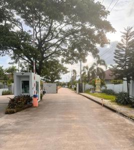 喧嚣都市绿荫花丛中的PanaLee别墅