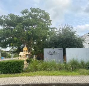 喧嚣都市绿荫花丛中的PanaLee别墅