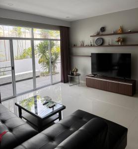 喧嚣都市绿荫花丛中的PanaLee别墅