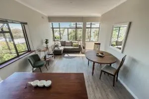 Sunny modern space with Mountain View - Kenilworth