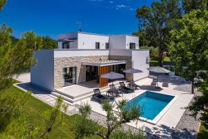 Villa Zanetta pet friendly near Poreč for 8 people with sea view & private pool 