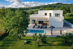 Villa Zanetta pet friendly near Poreč for 8 people with sea view & private pool 