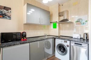 Ideal Family Retreat 5 Minutes from Fenals Beach