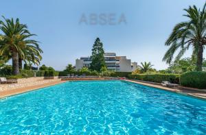 Nice Garden Apartment Pool Parking Air Conditioning Family Friendly
