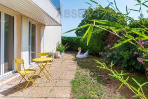 Nice Garden Apartment Pool Parking Air Conditioning Family Friendly