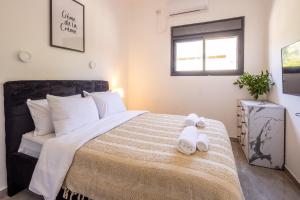 Stylish 3BR City Stay Near Baháʼí Gardens