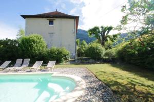 Family home peaceful setting and swimming pool!