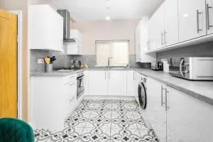 Cozy 3-bed house ideal for families and contractors with Netflix 7 miles for Birmingham City Centre - Oldbury