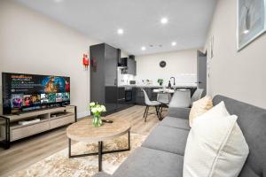 Stylish Two Bedroom Apartment - City Centre - Netflix - Wifi - Top Rated - JQ 8AH