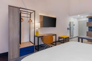 Suite, 1 King Bed with Sofa Bed, Non Smoking, Balcony room in Quality Inn & Suites Irvine Spectrum