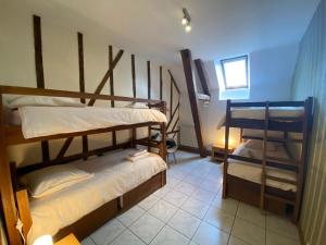 Maisons de vacances Gite ecologique de charme avec grand jardin, proche des Alpes Mancelles, ideal famille et amis - FR-1-410-132 : photos des chambres