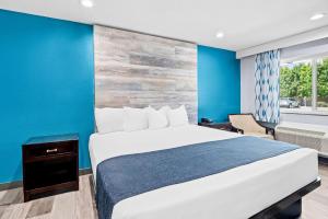 King Room with Roll In Shower - Disability Access/Non-Smoking room in SureStay Hotel by Best Western Buena Park Anaheim