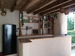 Maisons de vacances Fermette de charme renovee avec grand terrain, 5 chambres, proche du circuit 24H du Mans - FR-1-410-304 : photos des chambres