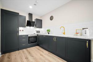 Stylish Apartment - 2 Bedroom - City Centre - JQ - WIFI - Netflix - 10AH