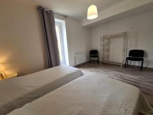 Maisons de vacances Maison tranquille avec jardin, proche Chateauroux, 4 ch., 3 sdb, terrasse, barbecue, parking - FR-1-591-358 : photos des chambres