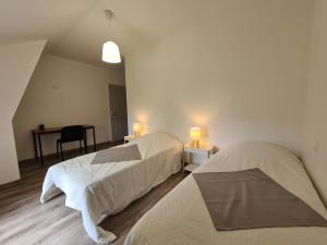Maisons de vacances Maison tranquille avec jardin, proche Chateauroux, 4 ch., 3 sdb, terrasse, barbecue, parking - FR-1-591-358 : photos des chambres
