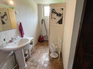 Maisons de vacances Maison de Charme en Sologne avec Etang Prive, Grand Parc et Cheminee - FR-1-586-37 : photos des chambres