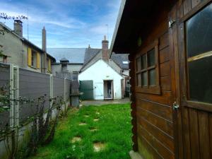 Maisons de vacances Escapade Paisible: Gite pour 8 a Saint-Hilaire-sur-Yerre, Jardin Clos, Proche Chateaudun et Chartres - FR-1-581-131 : Maison de Vacances