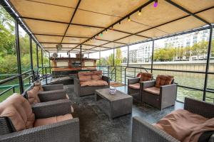 Maisons de vacances Grande peniche 4 ch - 10 pers -Paris - Ile de Puteaux- terrasses : photos des chambres