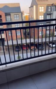 4 Elizabeth Place - Beautiful 1 bedroom unit next to Kyalami Racetrack with free WiFi swimming pool gym and restaurant - Perfect for a Couple in Midrand Waterfall