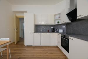 New&Modern home in Vibrant area near Centre!