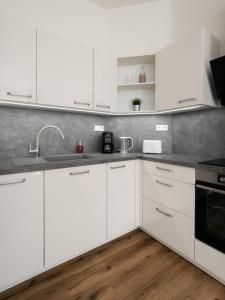 New&Modern home in Vibrant area near Centre!