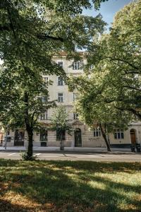 New&Modern home in Vibrant area near Centre!