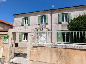 Gîte accueillant 10 pers avec terrasse, proche nature, idéal pour famille et PMR à Mécrin - FR-1-585-12 - Vignot