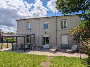 Maisons de vacances Gite accueillant 10 pers avec terrasse, proche nature, ideal pour famille et PMR a Mecrin - FR-1-585-12 : photos des chambres