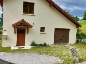 Maisons de vacances Charmante maison renovee avec 3 chambres, garage, et animaux admis a Gerbamont - FR-1-589-161 : photos des chambres