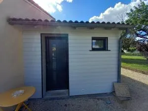 Petit studio independant mitoyen à la maison - 若奈克朗