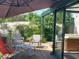 Maisons de vacances Maison de Charme avec Spa et Veranda - Proche Thermes de Vittel et Cite des Images - FR-1-589-252 : photos des chambres