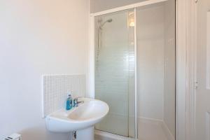 Townhouse in Rugby with Garden and Free Parking