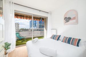 Large 2 Bdr Close to the Beach Balcony & Garage