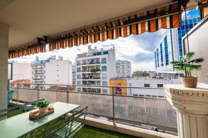 Large 2 Bdr Close to the Beach Balcony & Garage