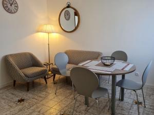 Maisons de vacances Petite maison renovee proche centre Luneville, jardin, barbecue, parking privatif, a 30 min de Nancy - FR-1-584-180 : photos des chambres