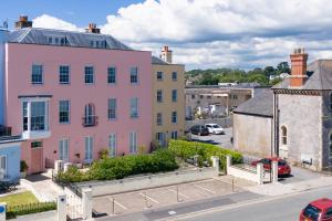 Nash House - Seafront with Parking Close to Town
