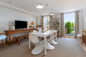 Nash House - Seafront with Parking Close to Town