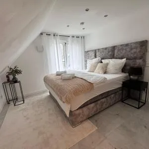 RelaxDays-Apartments 1 GARTEN und POOL-Mitbenutzung, WallBox, kostenloser Parkplatz, kontaktloser CheckIn, WiFi mit SmartTV - Гютерсло