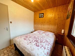 Maisons de vacances Chalet cosy en bordure de foret avec wifi, terrasse et equipements complets a Rochesson - FR-1-589-235 : photos des chambres