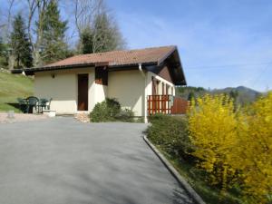 Maisons de vacances Chalet cosy en bordure de foret avec wifi, terrasse et equipements complets a Rochesson - FR-1-589-235 : photos des chambres
