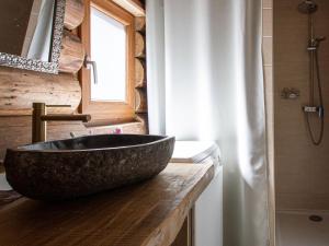 Maisons de vacances Chalet Authentique en Foret, 6 Pers, Proche Gerardmer, Sentiers & Stations de Ski - FR-1-589-378 : photos des chambres