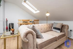Scandi Loft Style Apartment - Sleeps 6 - near Manchester Airport