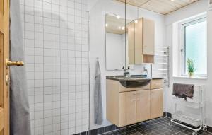 Gorgeous Home In Fårvang With Wifi