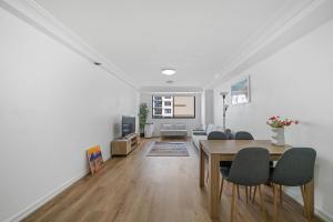 Spacious 2BR Apt - 100m to DarlingHarbour & Chinatown