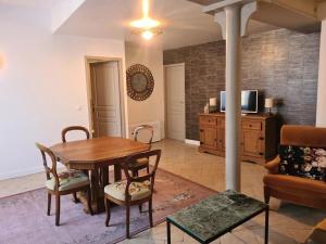 Gîte en face du Château de NIZAS, 4 chambres dhôtes et 1 appartement familial pour 4 personnes